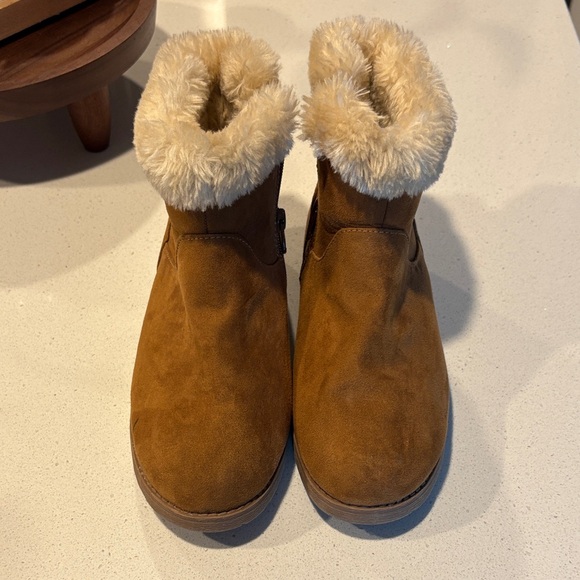 Cat & Jack Tan Kids Boots with Faux Fur - Picture 1 of 6